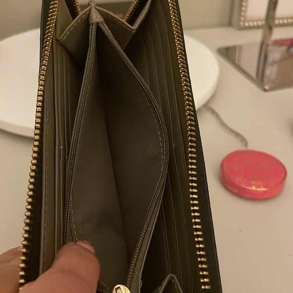 Coach “New York” Cream and Tan Leather Zip-around Wallet - Picture 4 of 6